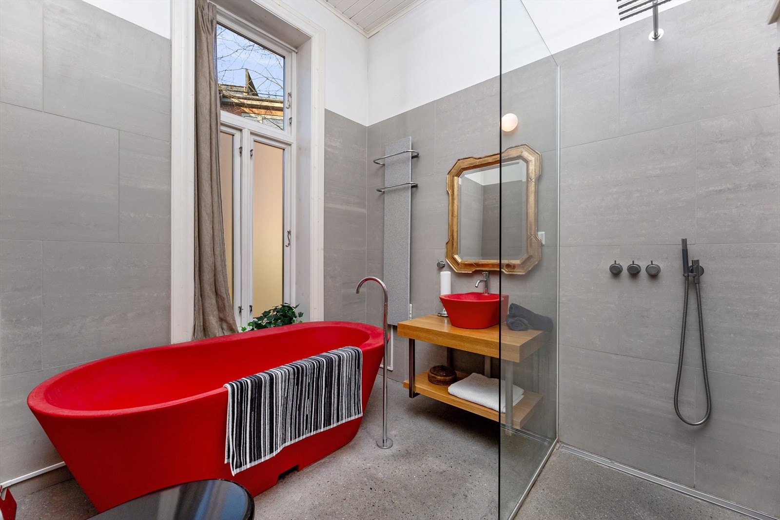 Baderom 3 er innredet med badekar, dusj, wc, servant og elektrisk håndkletørker. Galleribilde