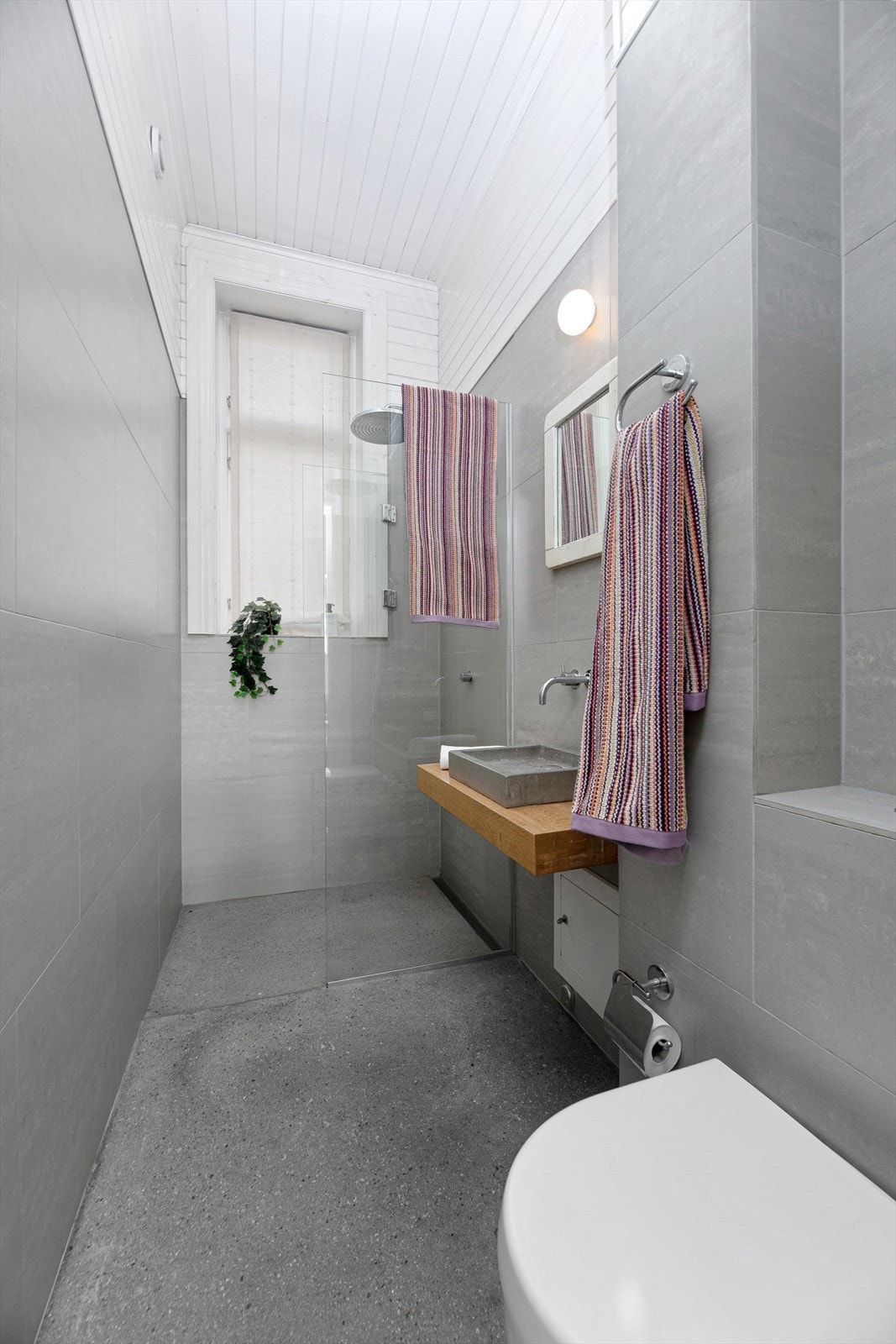 Baderom 2 er innredet med dusj, wc og servant. Galleribilde