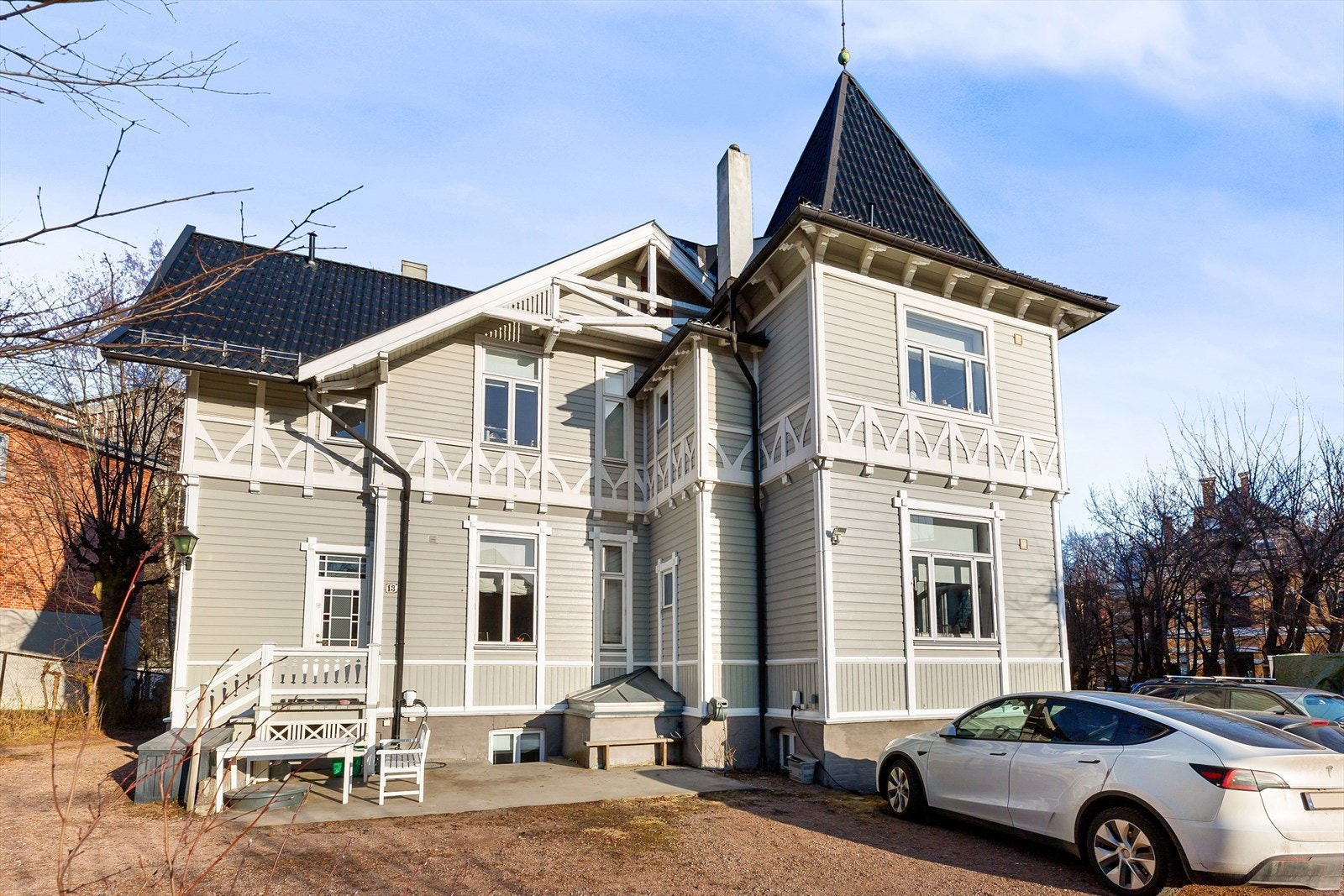 Eiendommen er godt tilbaketrukket fra gaten - stille og skjermet for trafikk, men samtidig med nærhet til alt av servicetilbud. Galleribilde