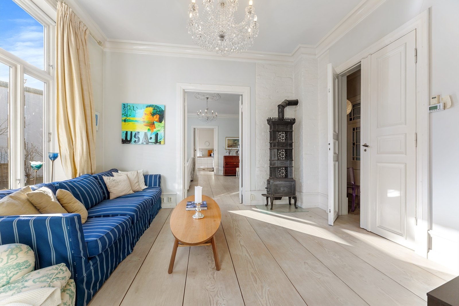 Det er flere flotte ildsteder i boligen. Galleribilde