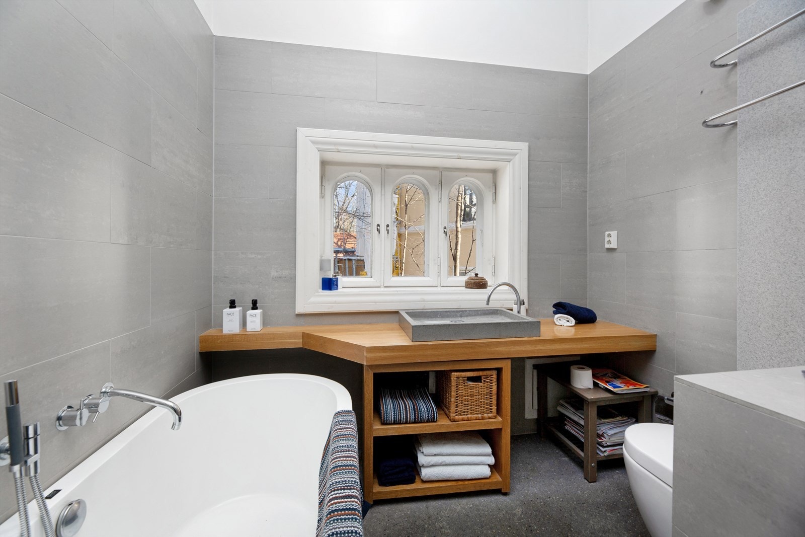 Støpt servant på eik benkeplate. Elektrisk håndkletørker. Galleribilde