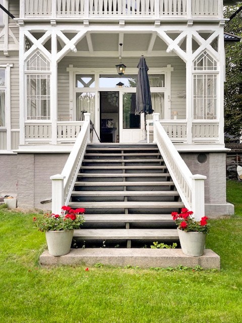 Flott terrasse med direkte tilgang til frodig hage med sitteområde og shufflebane. Galleribilde