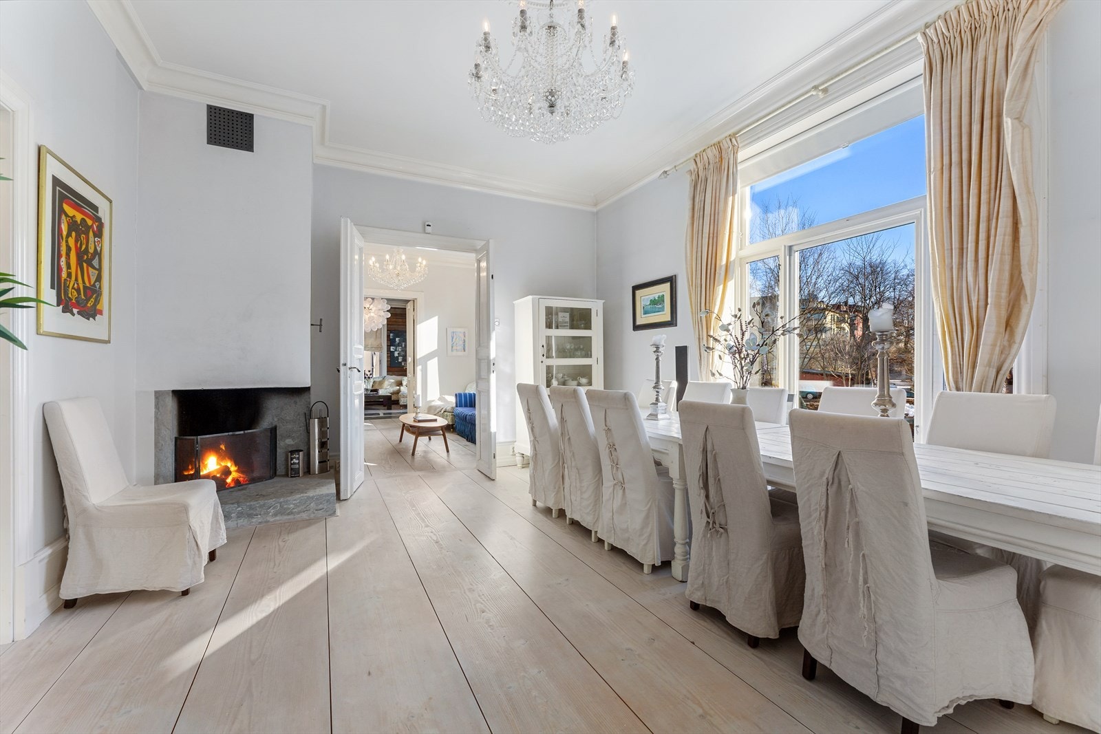 Stor spisestue med peis. Galleribilde