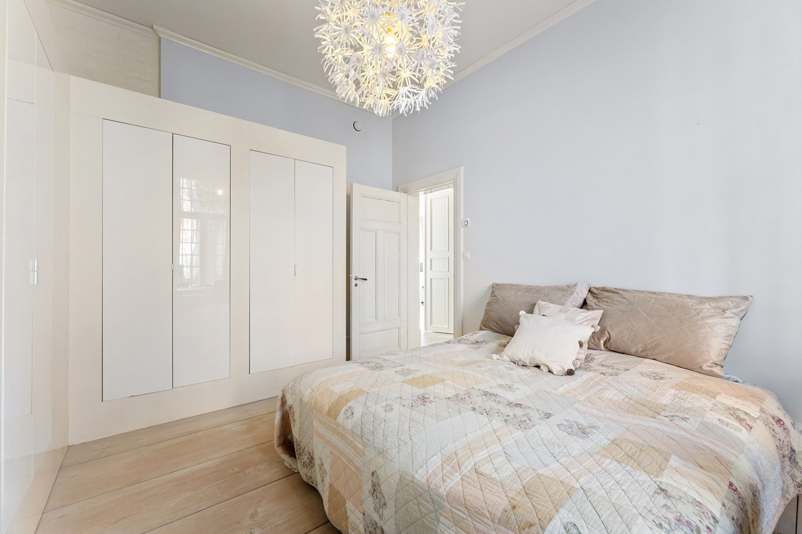 Alle soverommene er av generøs størrelse og har tilhørende eget bad. Galleribilde