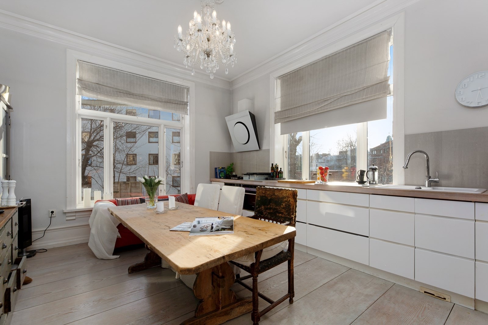 Innholdsrikt spisekjøkken med stilren kjøkkeninnredning fra KVIK med integrerte hvitevarer. Galleribilde