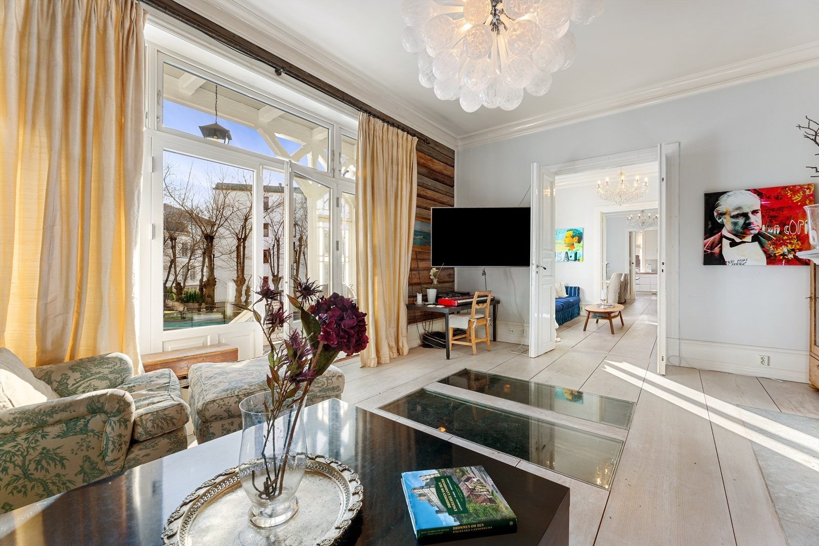 Lys og luftig atmosfære med gjennomlys i alle retninger. Rommene i 1.etasje har generøs takhøyde på over 3 meter. Galleribilde