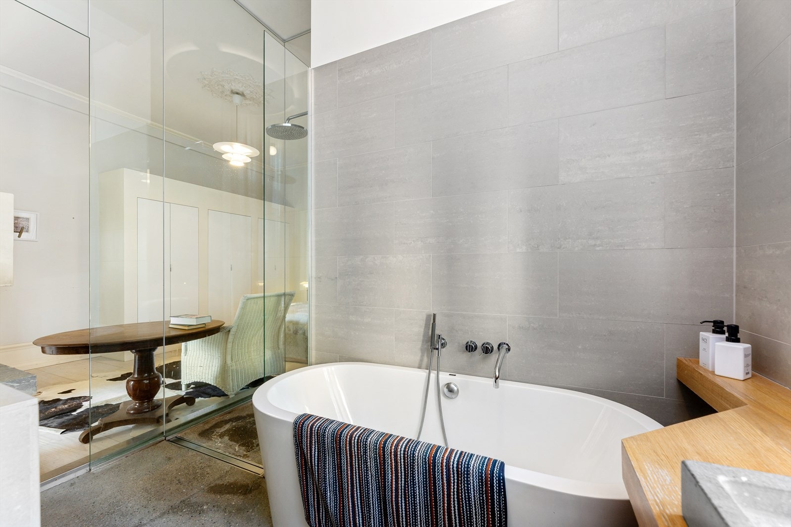 Direkte adkomst til eget en-suite-bad som er innredet med badekar, dusj, wc og servant. Galleribilde