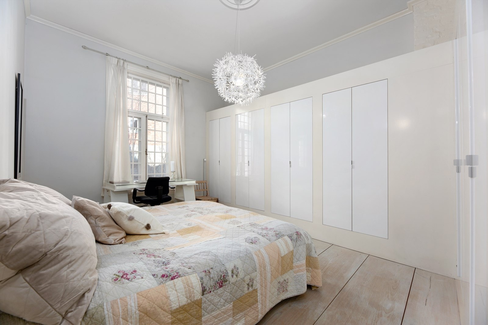 Soverom 2 med rikelig garderobeplass. Galleribilde