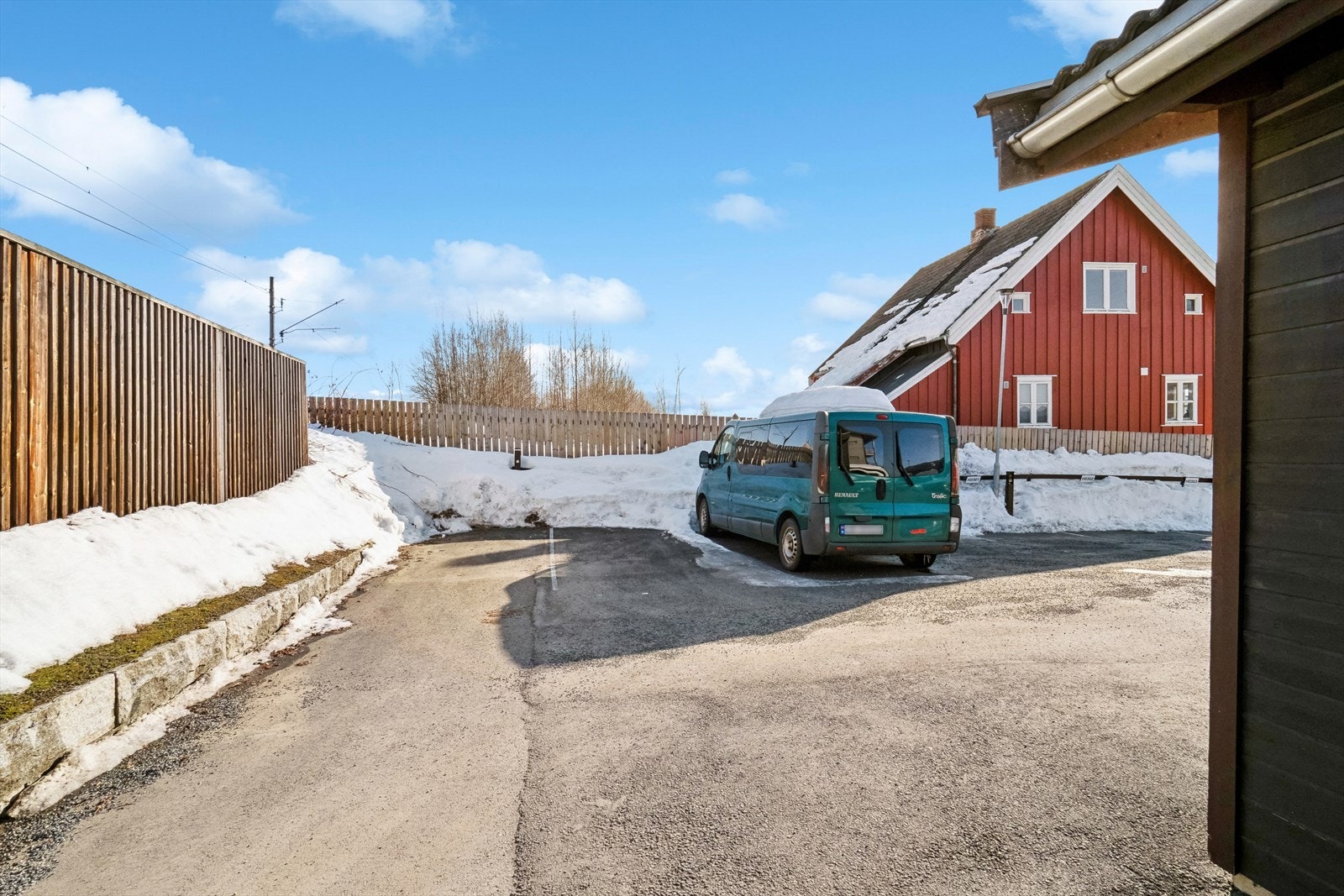 Leiligheten disponerer en oppmerket parkeringsplass. Galleribilde