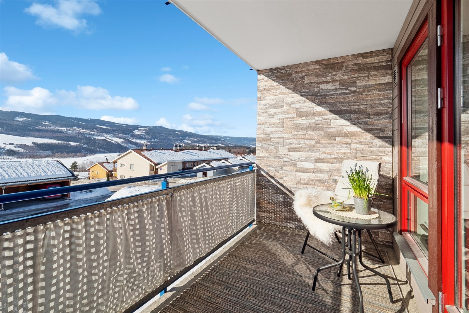 Fra stuen er det utgang til en flott overbygget balkong. Galleribilde