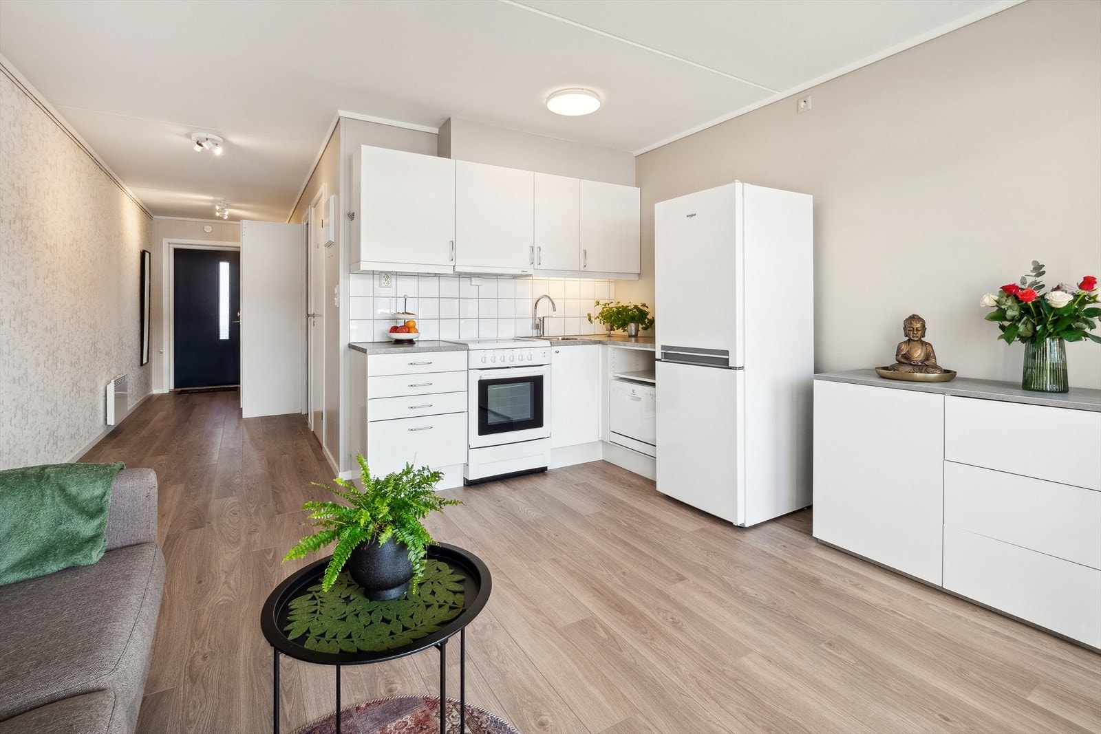 Videre har kjøkkenet plass til frittstående kjøleskap, oppvaskmaskin og komfyr. Galleribilde