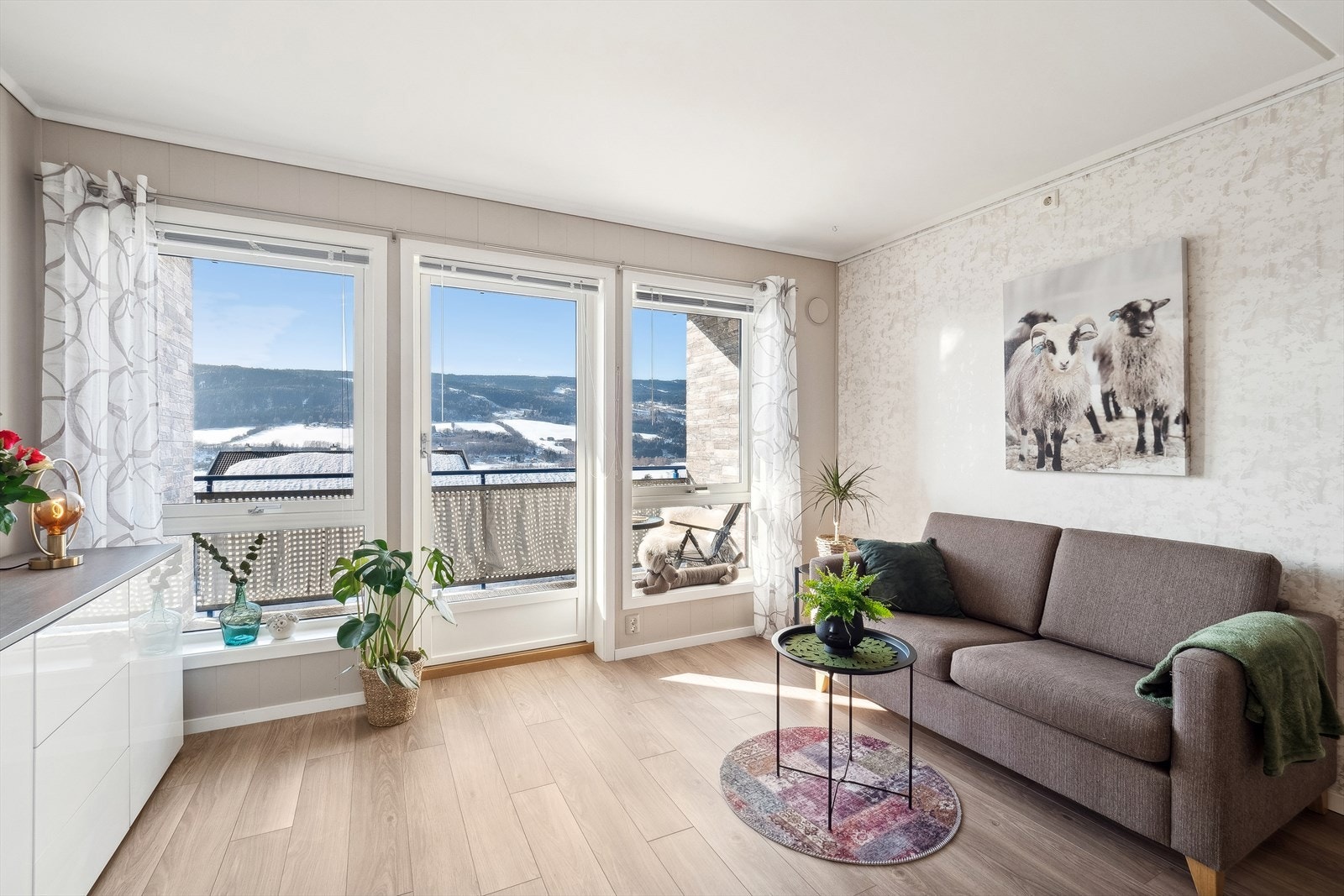 Lys og luftig stue med store vindusflater som slipper inn rikelig med dagslys. Galleribilde