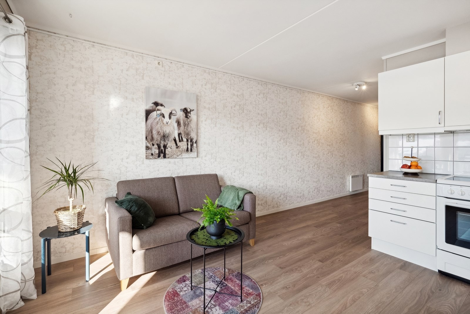 Leiligheten har en åpen stue- og kjøkkenløsning. Galleribilde