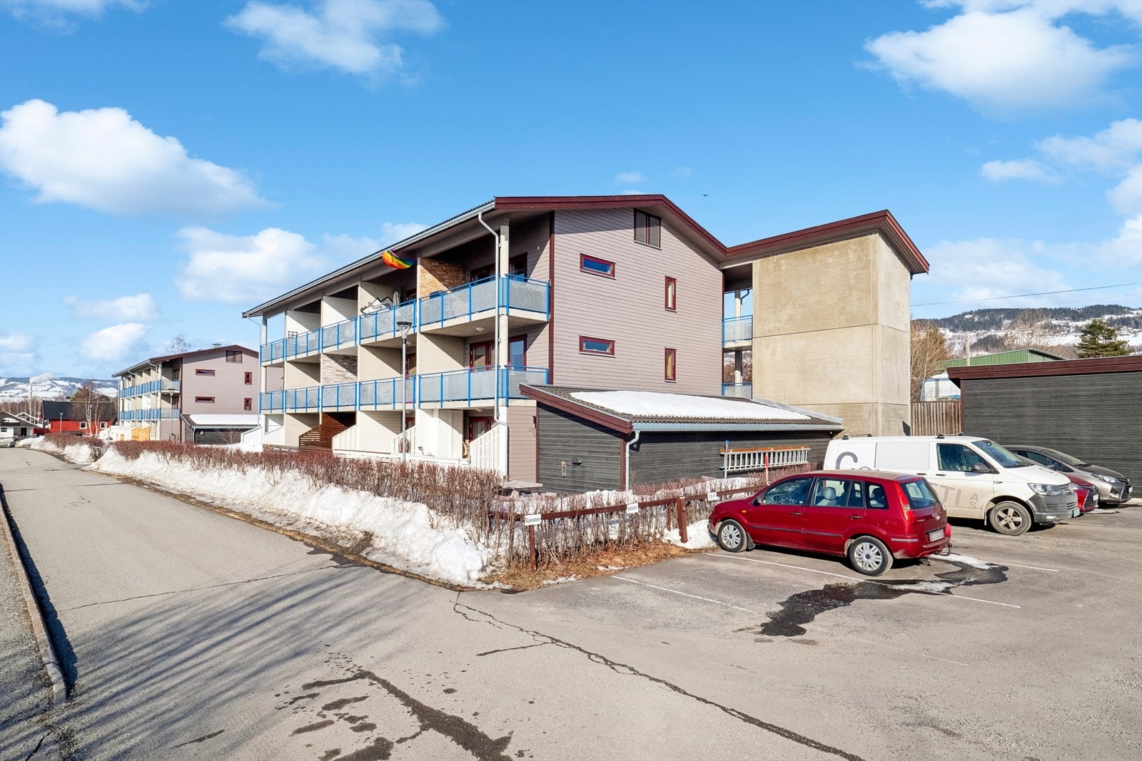 Leiligheten ligger i et attraktivt og rolig boligområde med nærhet til bymessige fasiliteter. Galleribilde