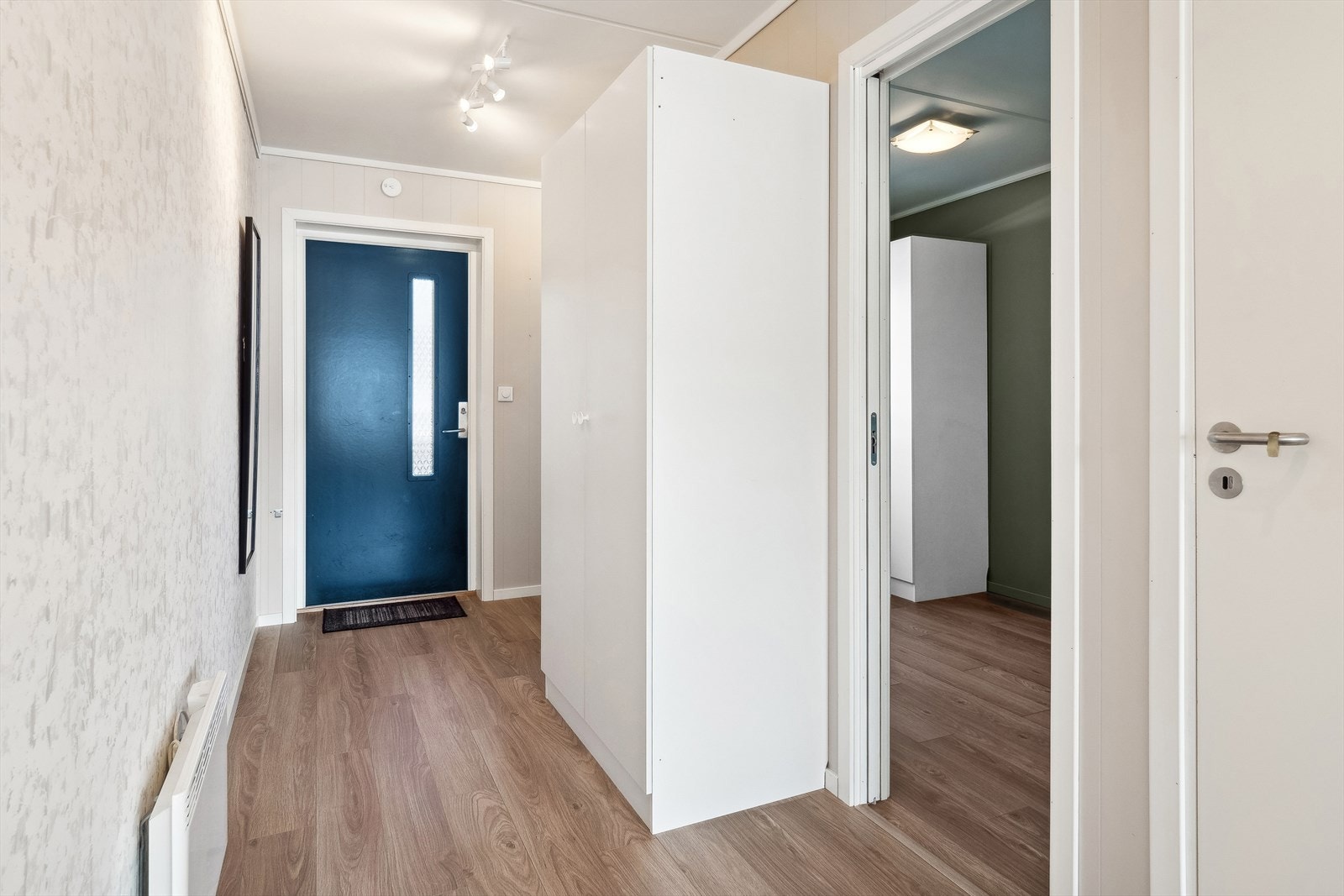 Du ønskes velkommen inn i en lys og pen entré med plass til oppbevaringsløsninger for sko og yttertøy. Galleribilde