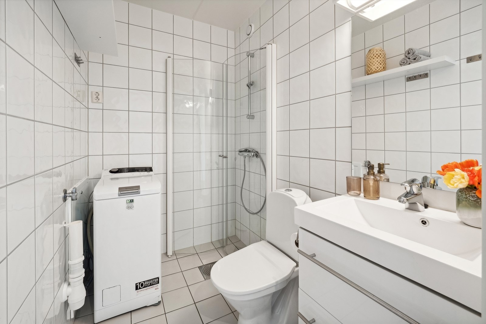 Badet har lyse, flislagte overflater med behagelige varmekabler i gulvet. Galleribilde