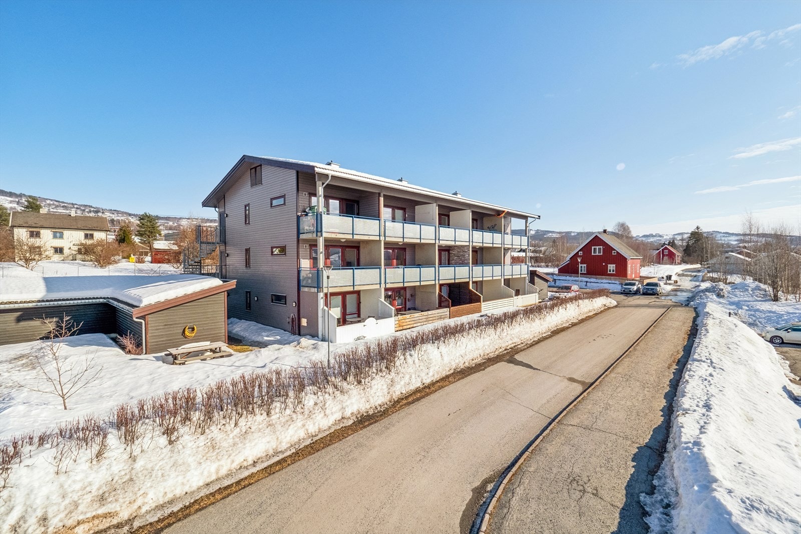 Her bor man med nærhet nærhet til flotte tur- og friluftsområder, blant annet en fin gangsti langs Lågen og Mosodden, hvor du også finner idylliske badeplasser. Galleribilde