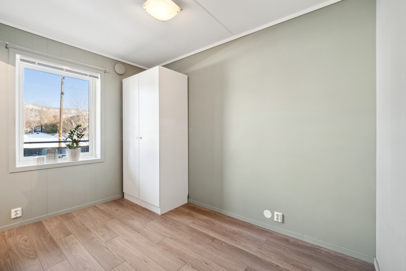 Leiligheten inneholder ett soverom med garderobeskap. Galleribilde