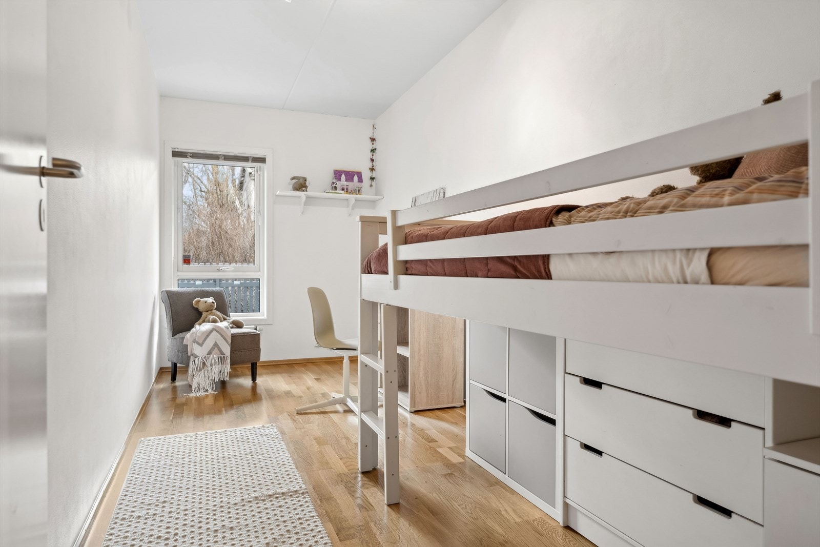 Soverom 2 er passer perfekt som barnerom. Lyst, romslig og luftig! Galleribilde