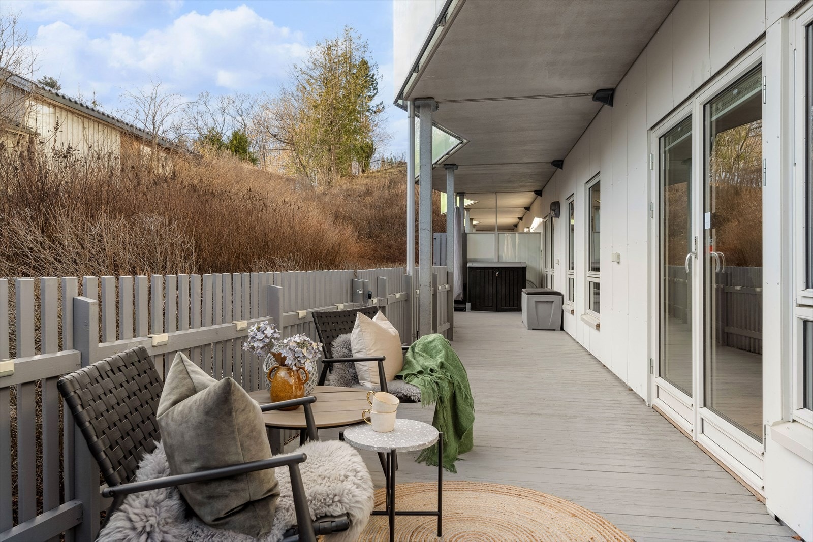 Stor langsgående terrasse rundt leiligheten på hele 59 m². Det er port ut til terreng. Galleribilde