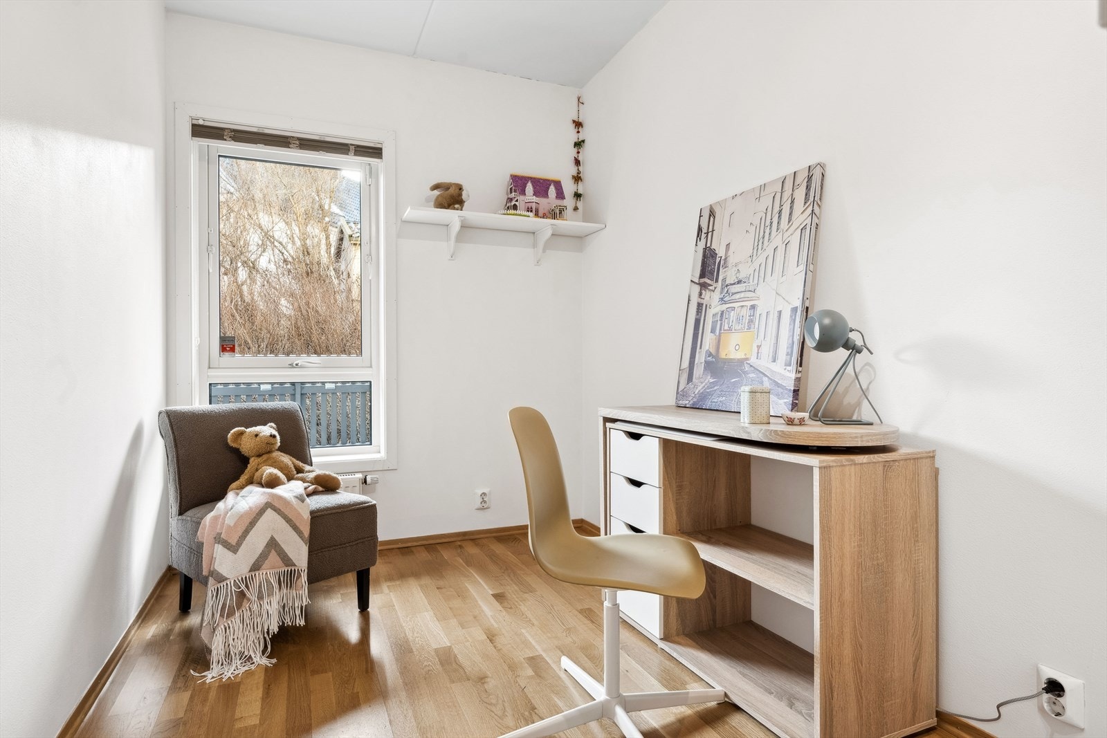 God plass til seng, arbeidsplass og andre møbler av ulike slag. Galleribilde