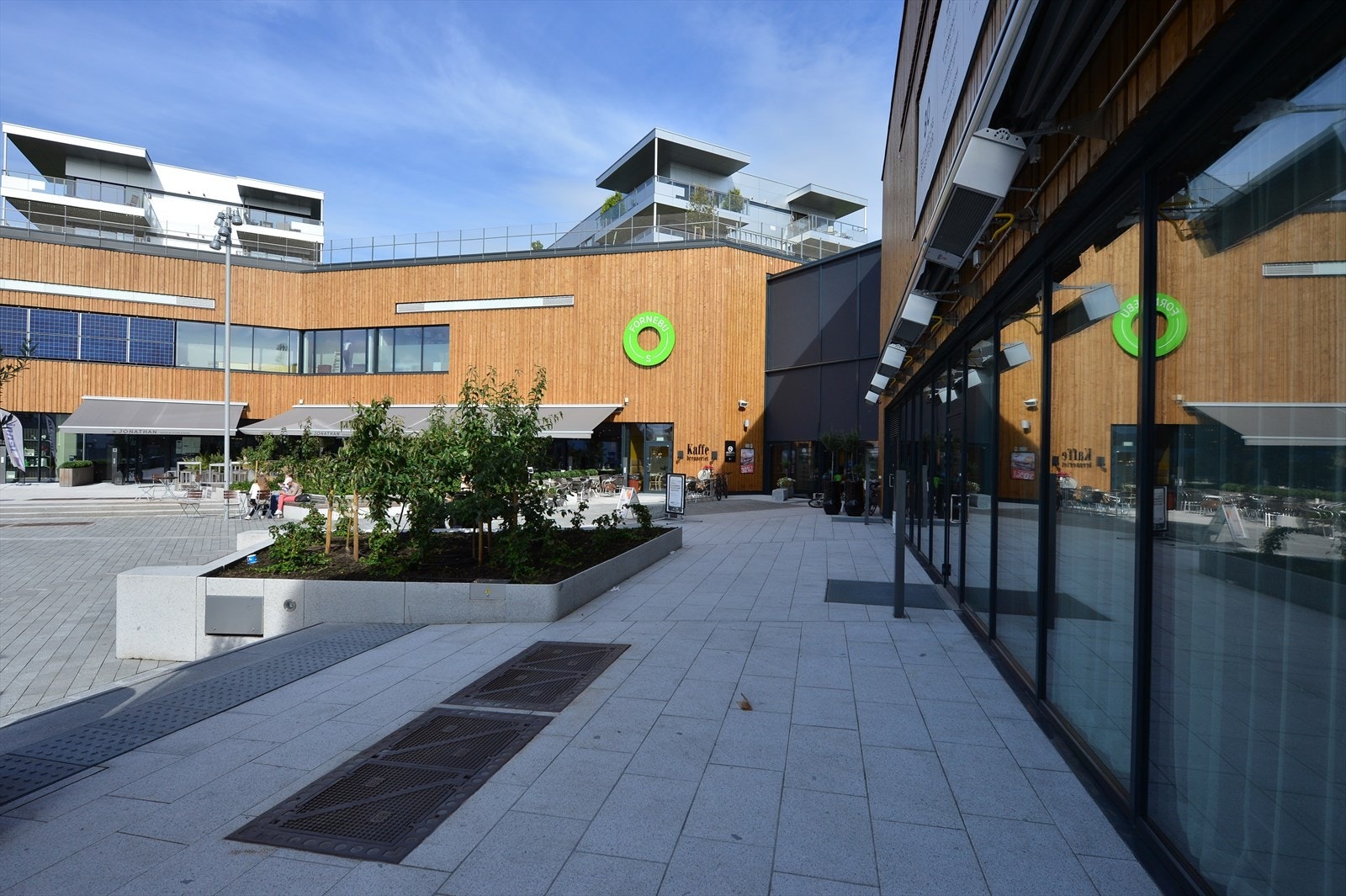 Fornebu S ligger en spasertur unna og har et godt utvalg av butikker, restauranter, vinmonopolet, Sats med mer. Galleribilde