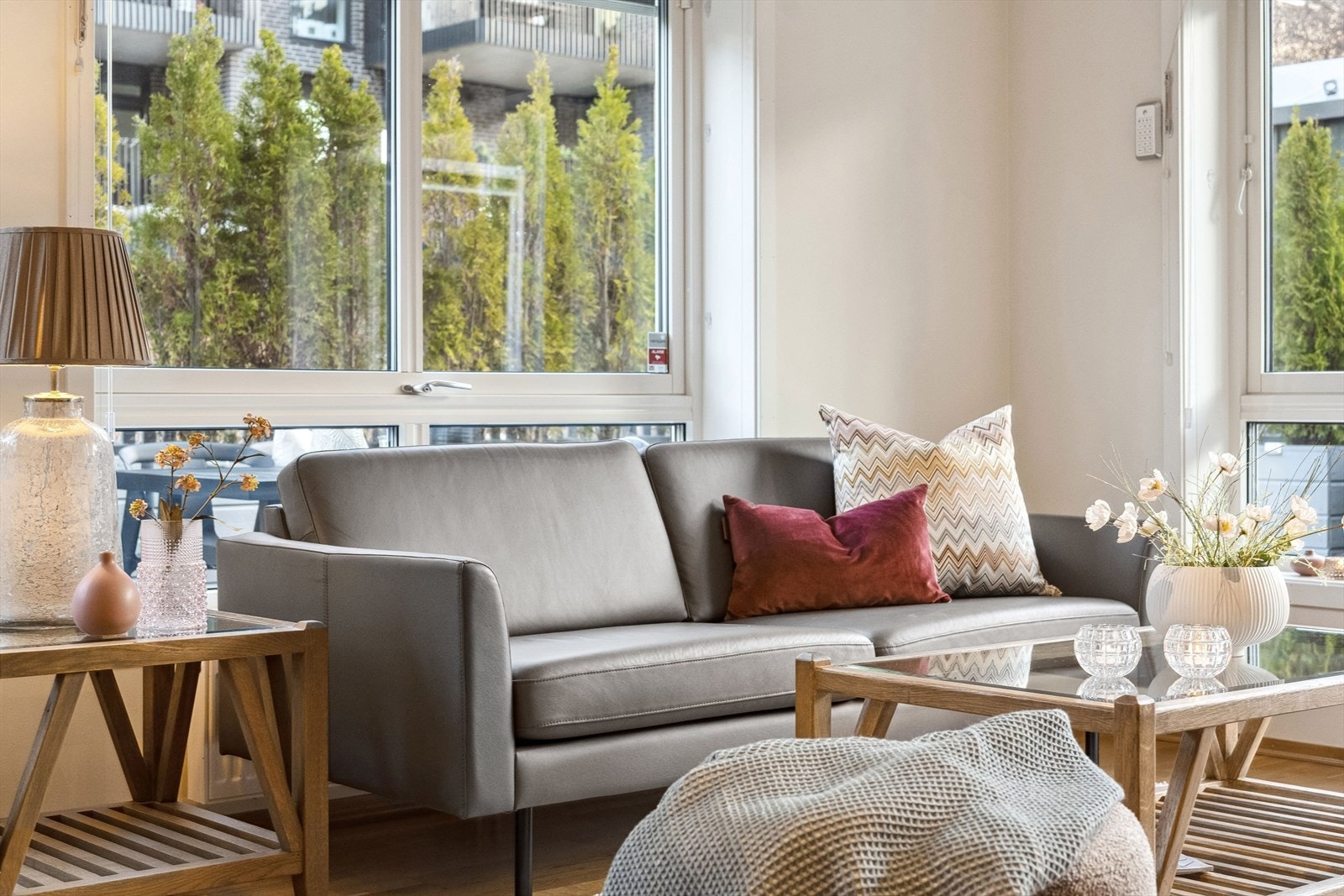 Den store og romslige stuen byr på fine og praktiske innredningsmuligheter. Med egne soner for blant annet tv-stue og spisestue. Galleribilde