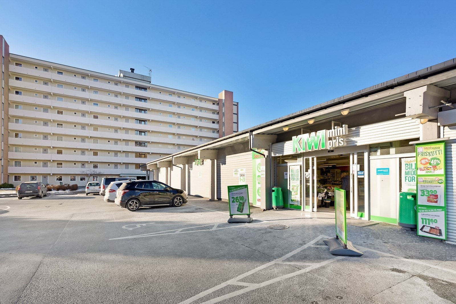 Praktisk beliggenhet med dagligvarebutikk og apotek like ved Galleribilde