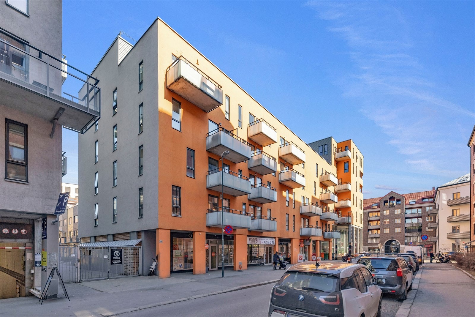 Breigata er en enveiskjørt gate. Det er enkel adkomst til leiligheten via heis til 4. etasje. Galleribilde