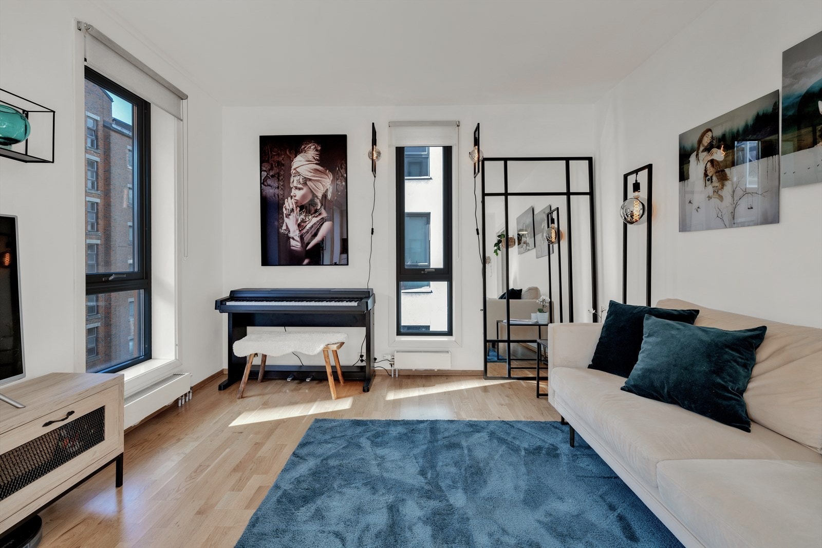 I stuen er det plass til sofagruppe med tilhørende møblement, samt stort spisebord. Galleribilde