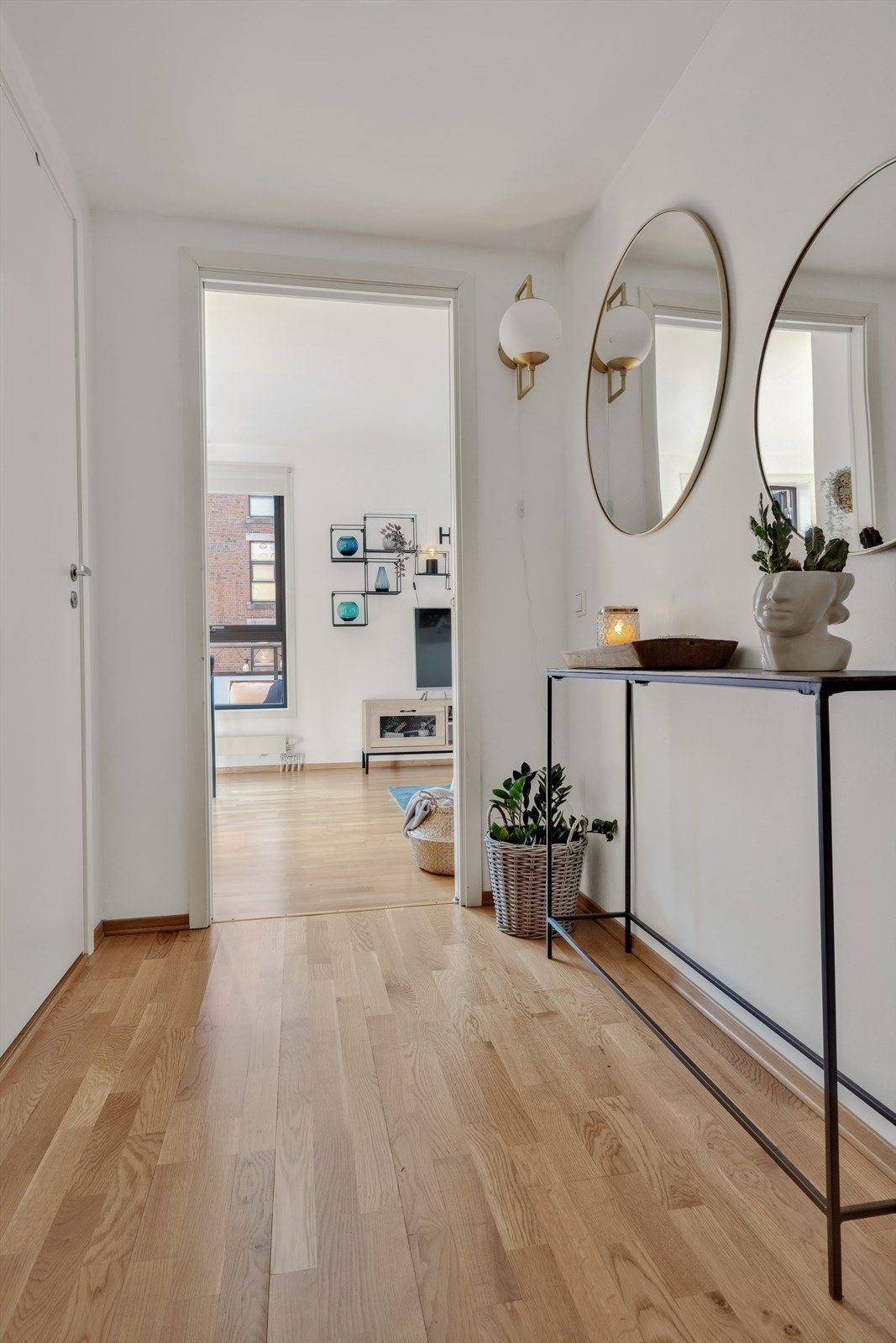 Leiligheten er smart, funksjonell og har en meget god planløsning som gjør at leiligheten oppleves større enn hva antall kvadratmeter skulle tilsi. Galleribilde