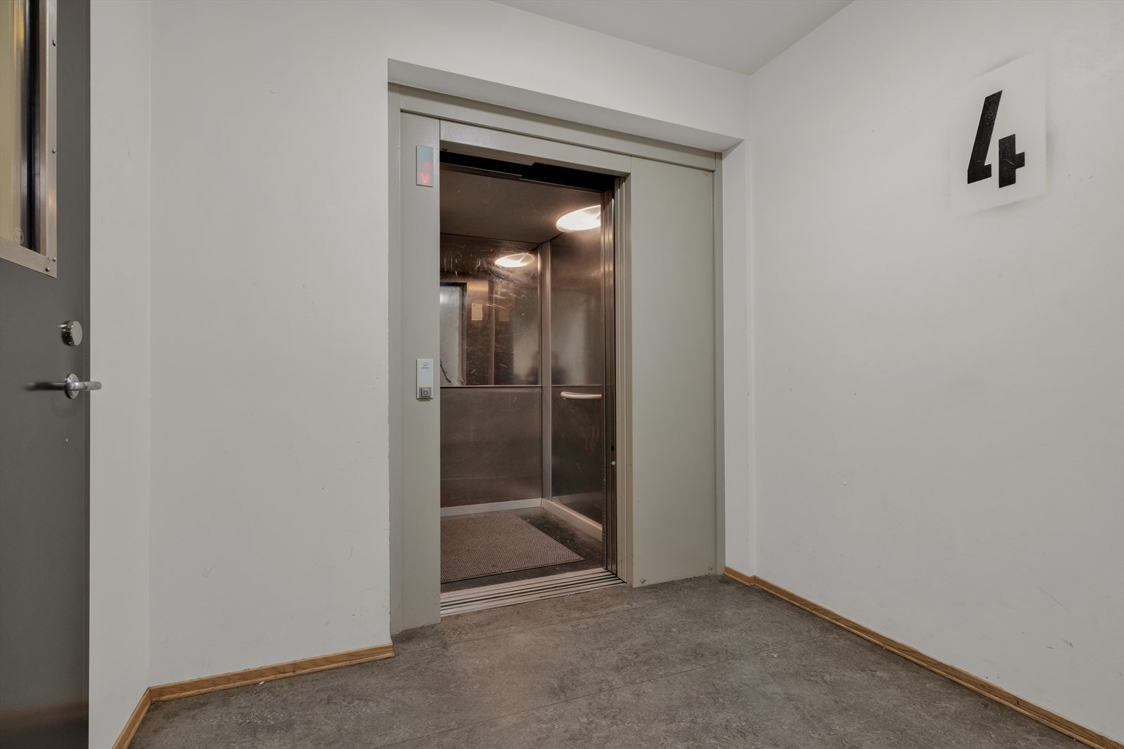 Du kan ta heisen til leiligheten i 4.etg og til takterrasse i 6 og 7 etg. Galleribilde