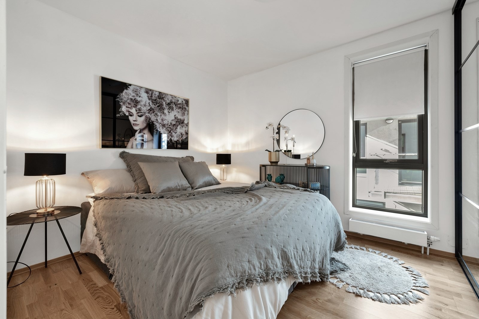 Romslig og lunt hovedsoverom med god plass til dobbeltseng, tilhørende nattbord og annet ønsket møblement. Galleribilde