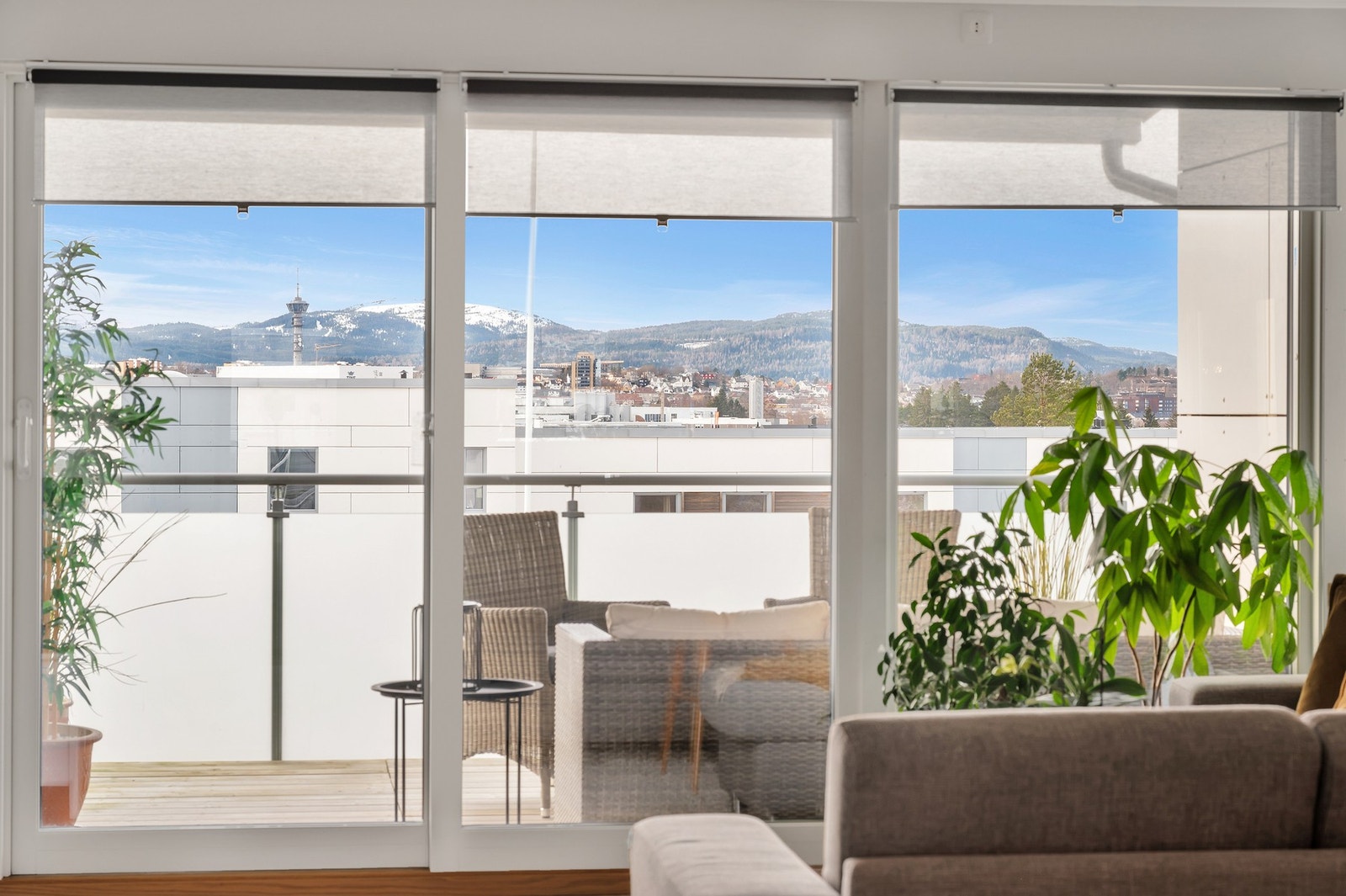 Leilighetens store vindusflater gir et godt lysinnslipp, og sammen med beliggenhet i øverste etasje bidrar dette til en lett og luftig atmosfære. Galleribilde