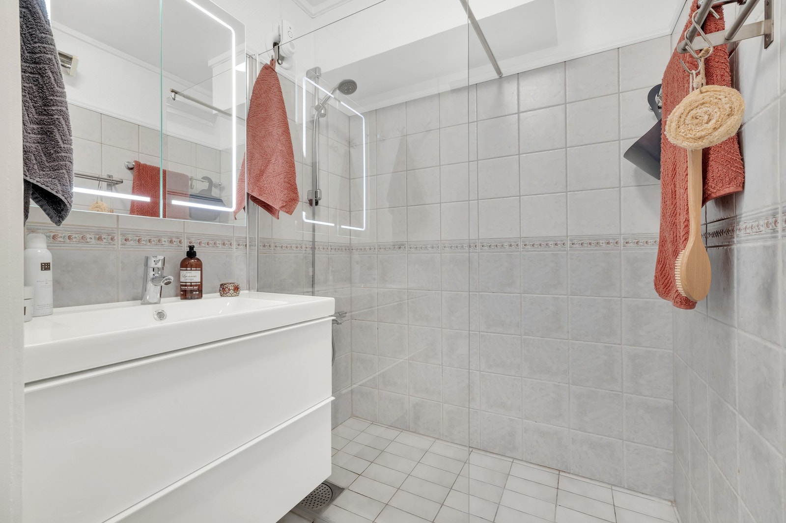 Flislagt bad med ny innredning og speilskap fra 2017. Galleribilde