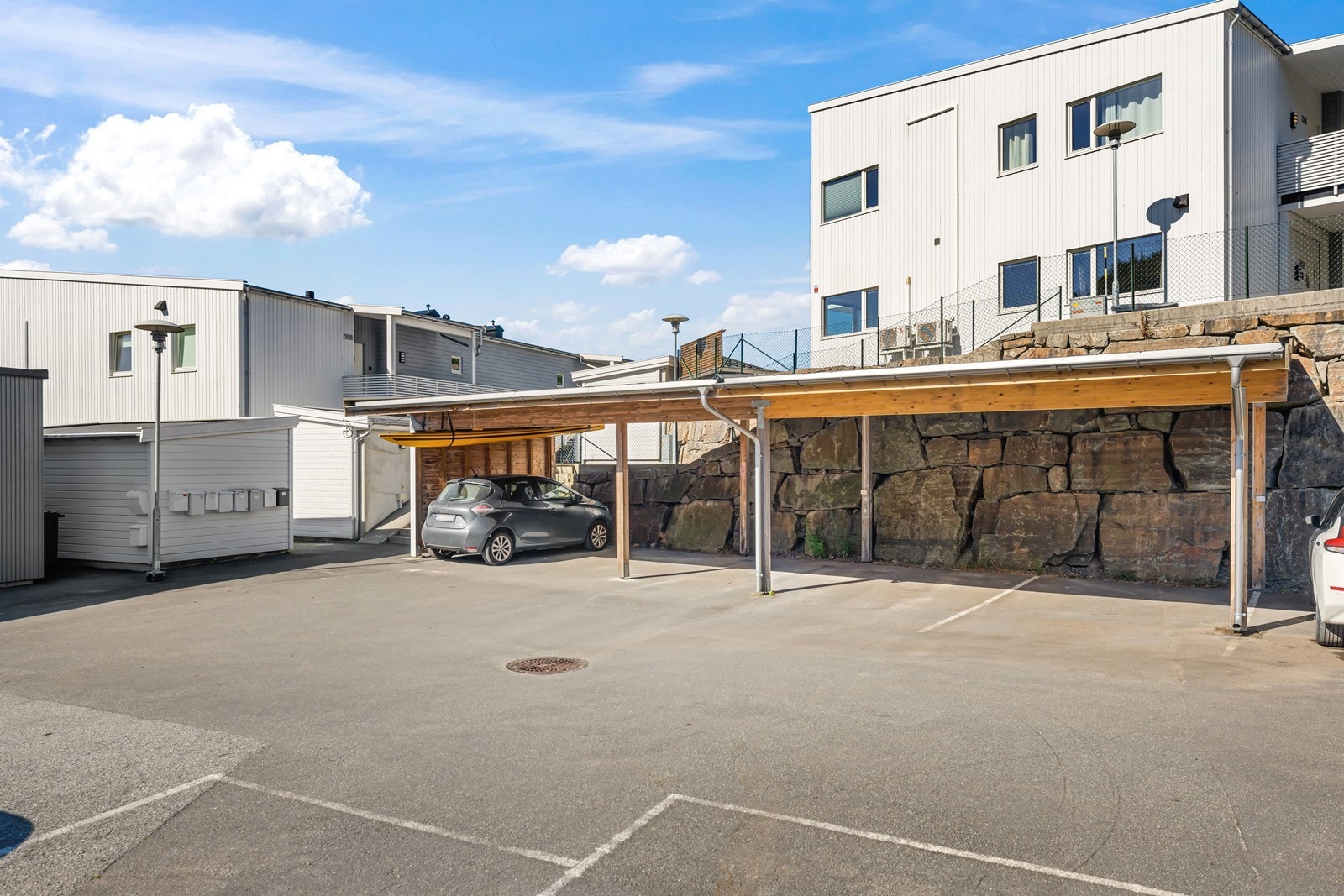 Medfølger en carport. Galleribilde