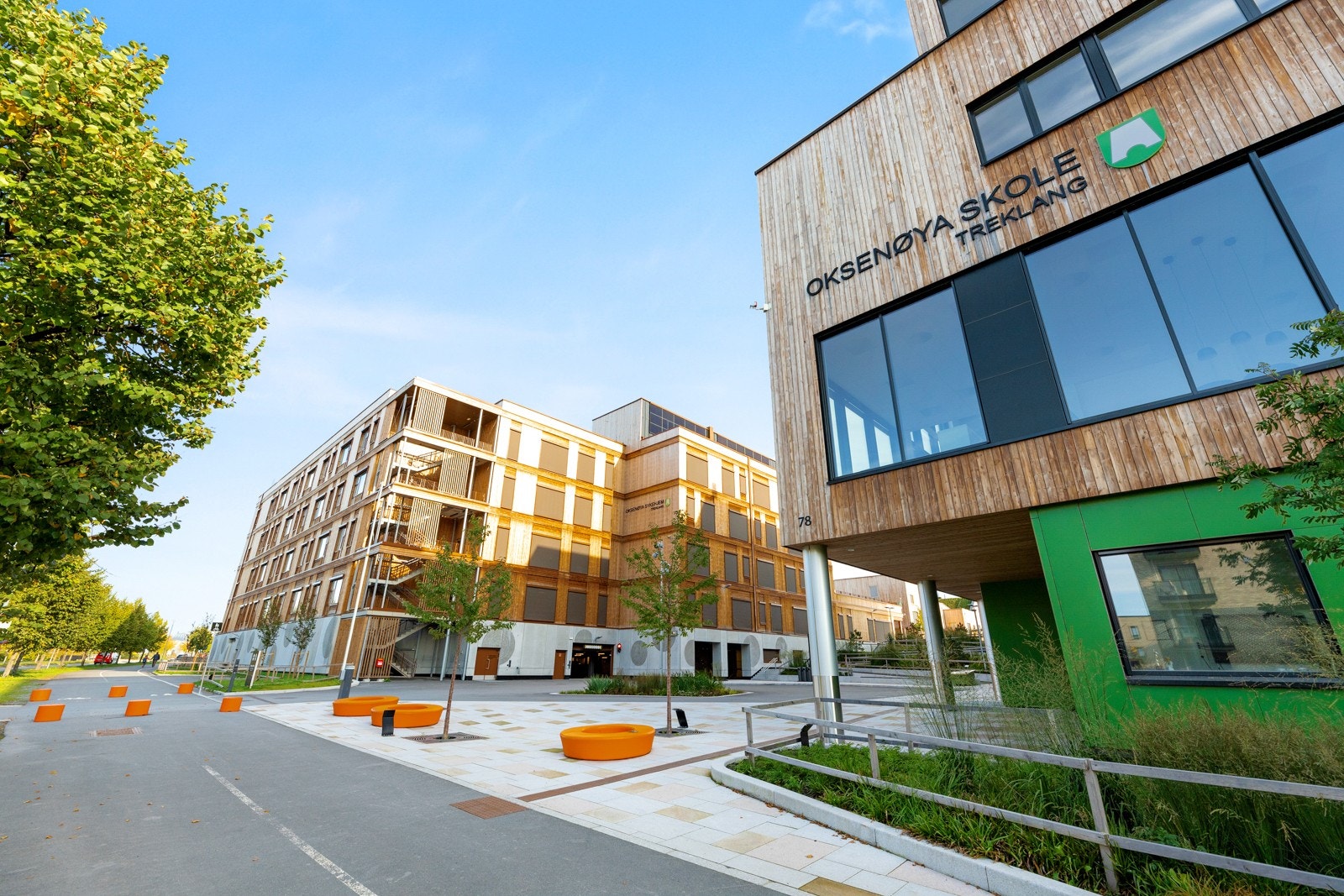Oksenøya skole ligger like over gaten. Galleribilde
