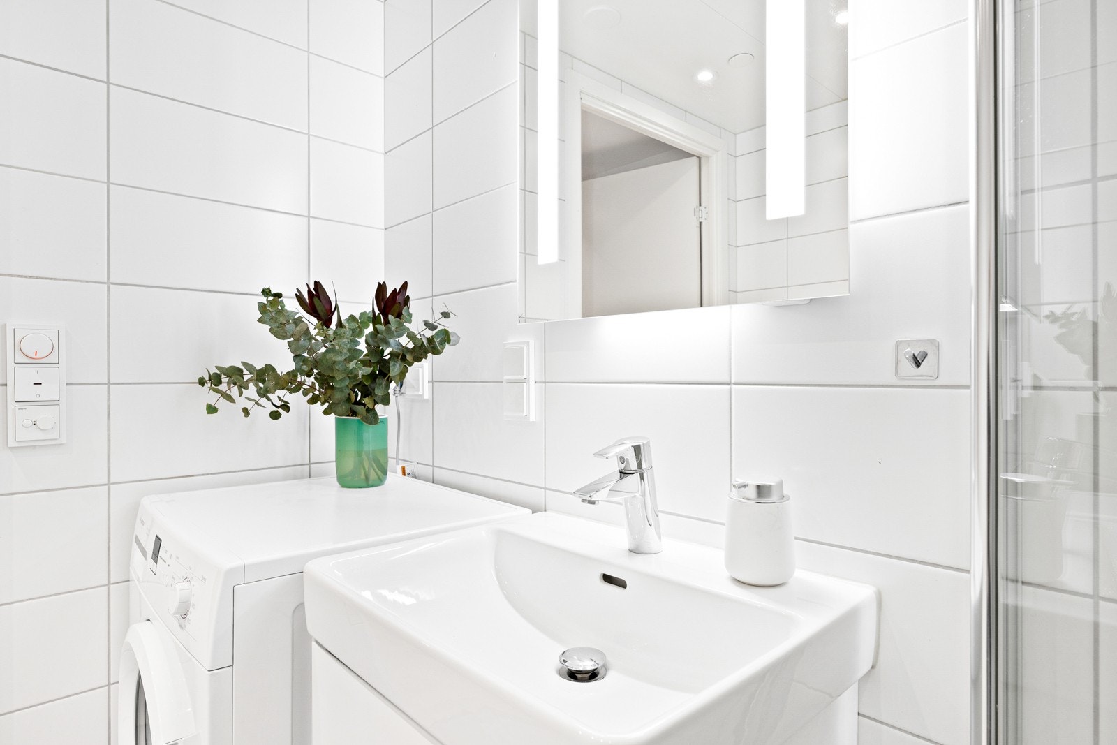 Badet har praktisk opplegg for vaskemaskin. Galleribilde