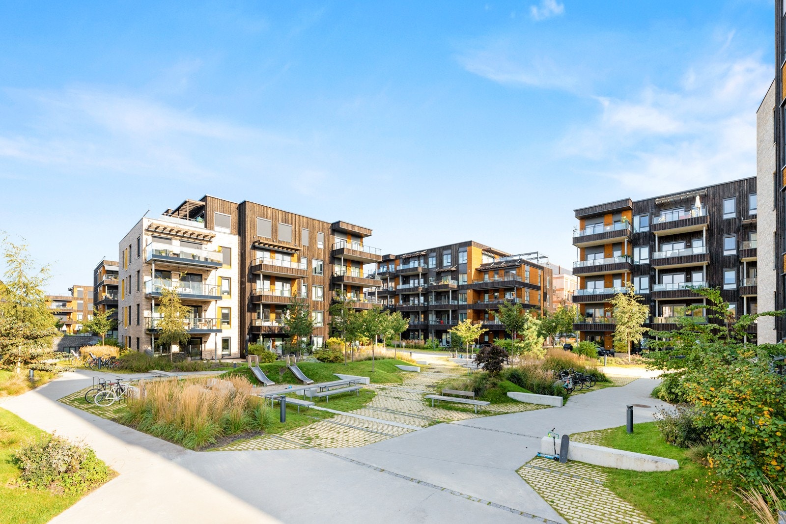 Sameiets herlige fellesarealer, opparbeidet med beplantning, lekestativ og benker, knyttet sammen av steinbelagte og asfalterte gangstier. Galleribilde