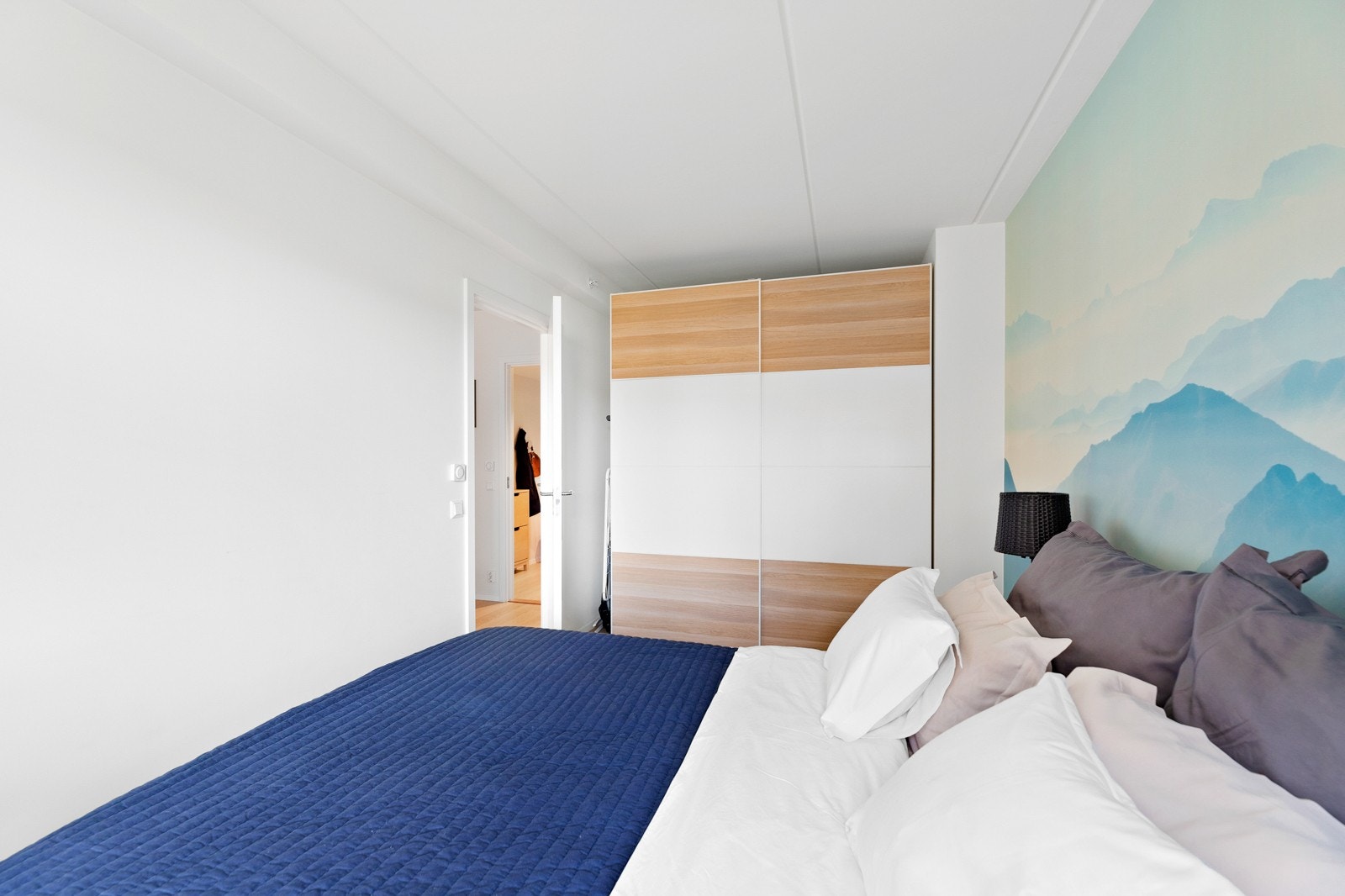 Hovedsoverommet er innredet med skyvedørsgarderobe. Galleribilde