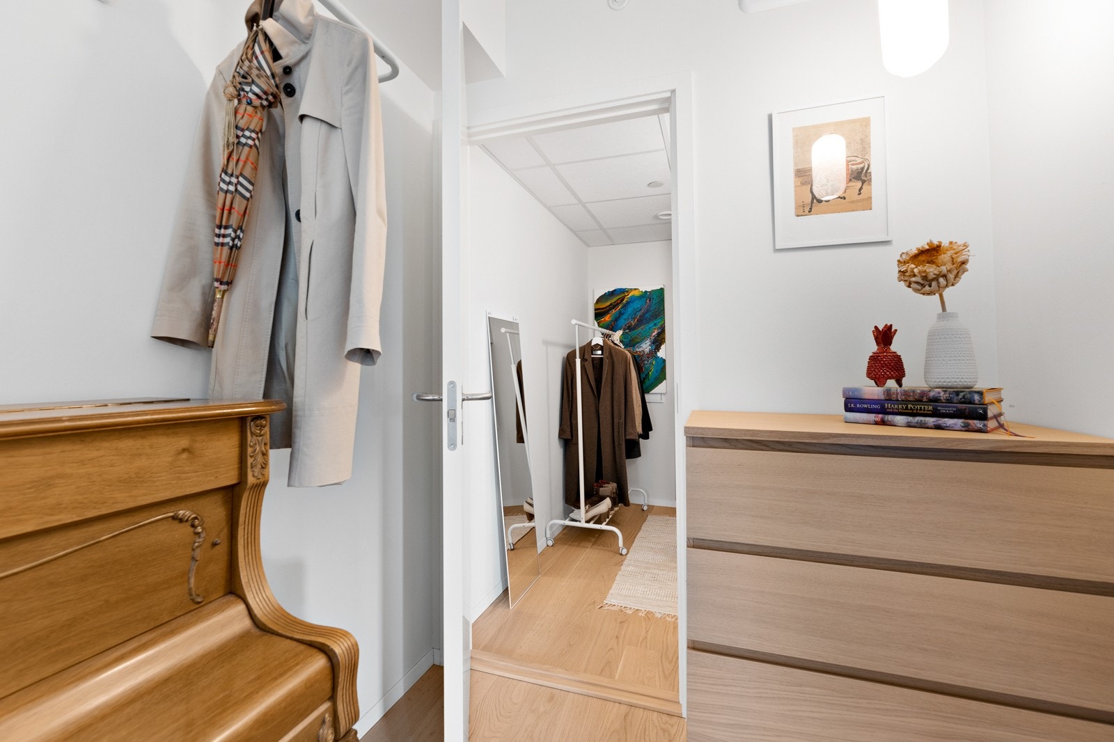 Soverom 2 ligger tilknyttet det som idag er innredet som omkledningsrom. Galleribilde