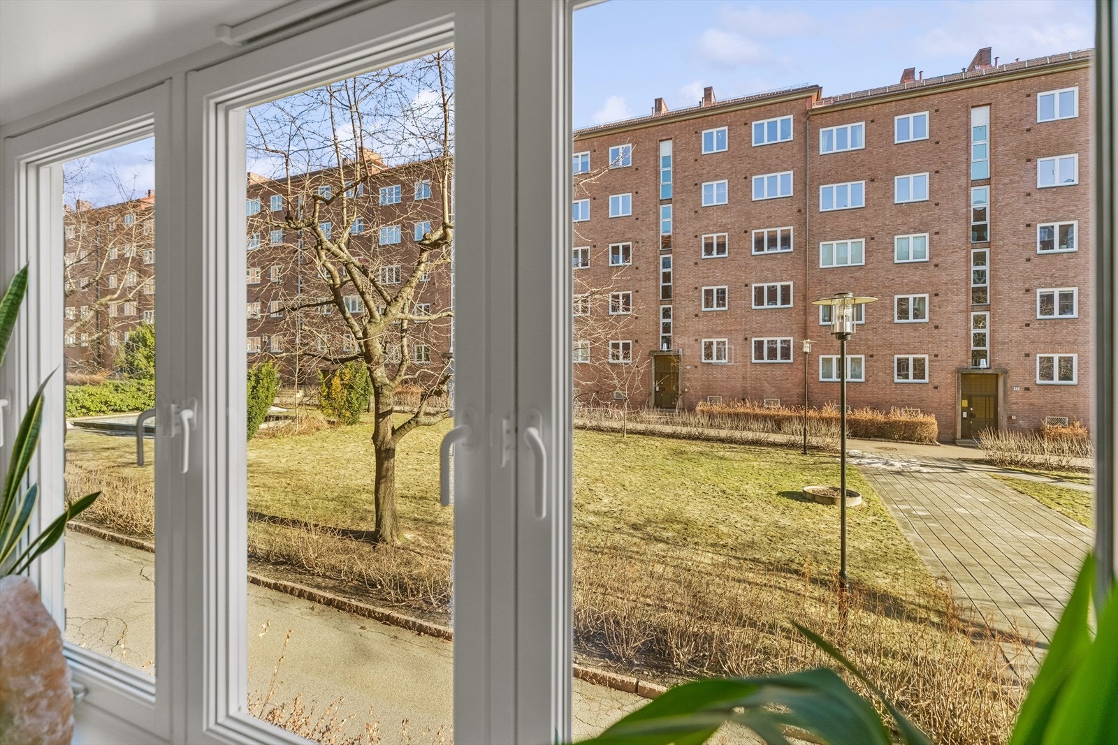 Soverommet vender inn mot rolig bakgård. Galleribilde
