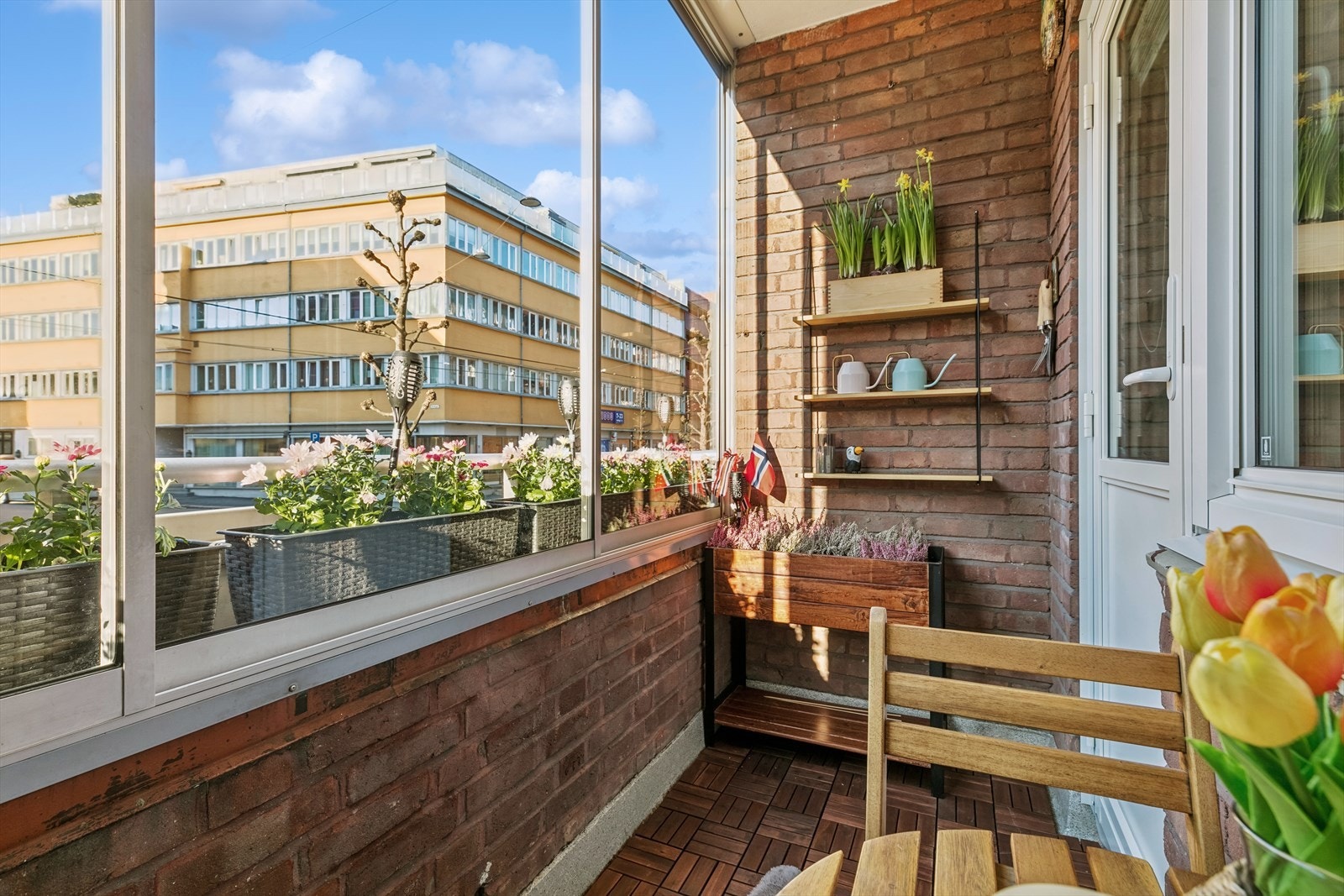 Siden balkongen er innglasset sitter du helt lunt og skjermet, også når været ikke er på sitt beste. Galleribilde