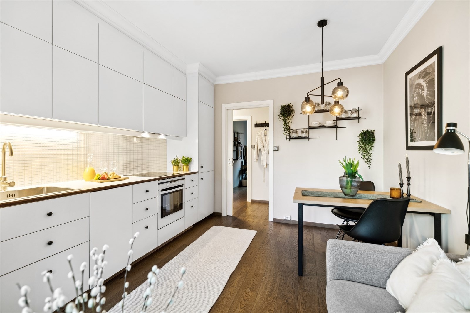 Kjøkkenet er stilfullt og moderne samt praktisk designet med god benke- og lagringsplass. Galleribilde