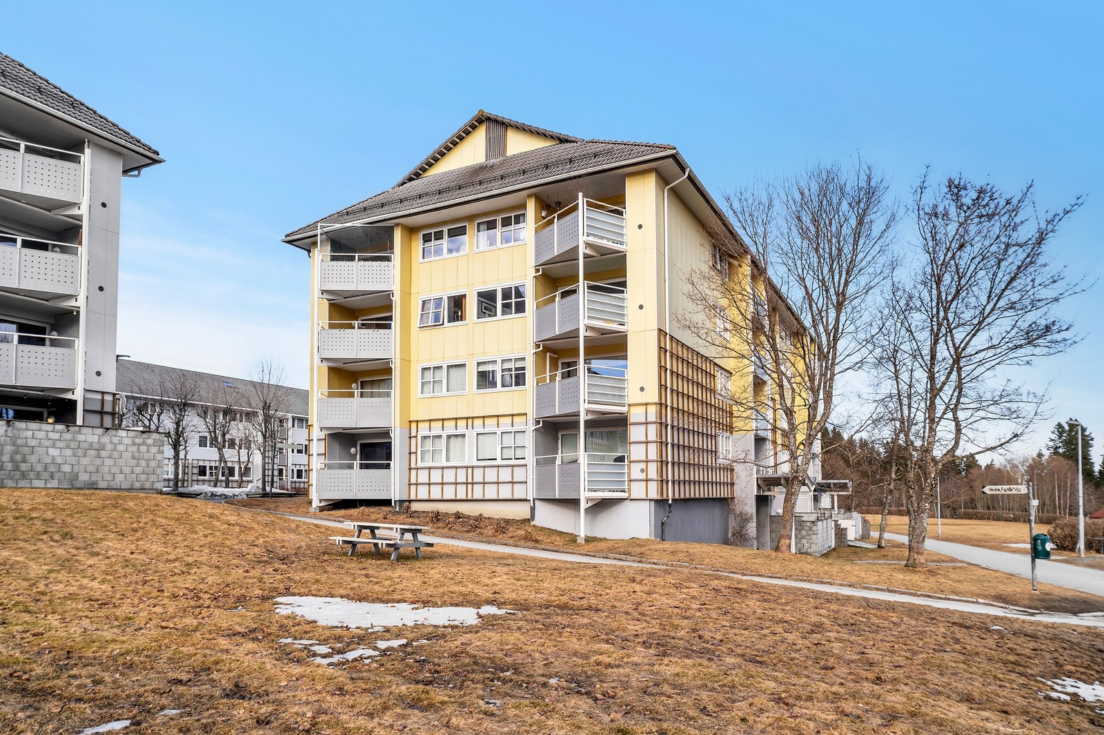 Gode parkeringsmuligheter i borettslaget med 130 garasjeplasser i P-hus og 8 frittstående garasjer. Galleribilde