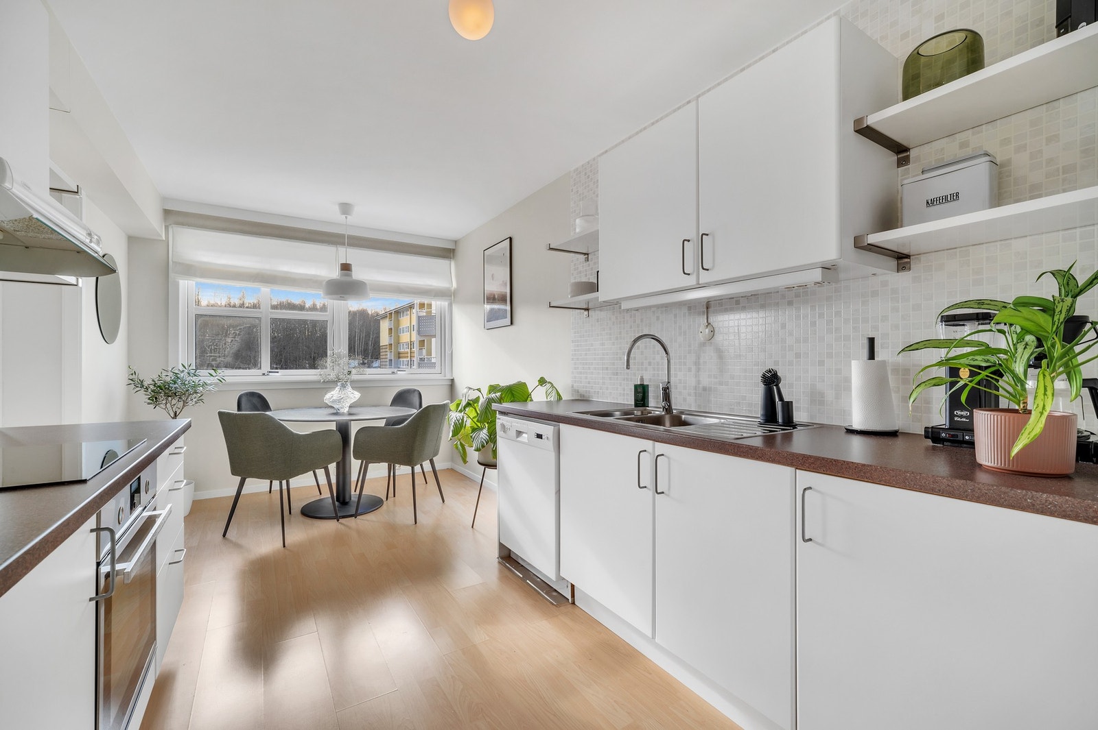 Innredning med glatte fronter og benkeplate av laminat. Galleribilde