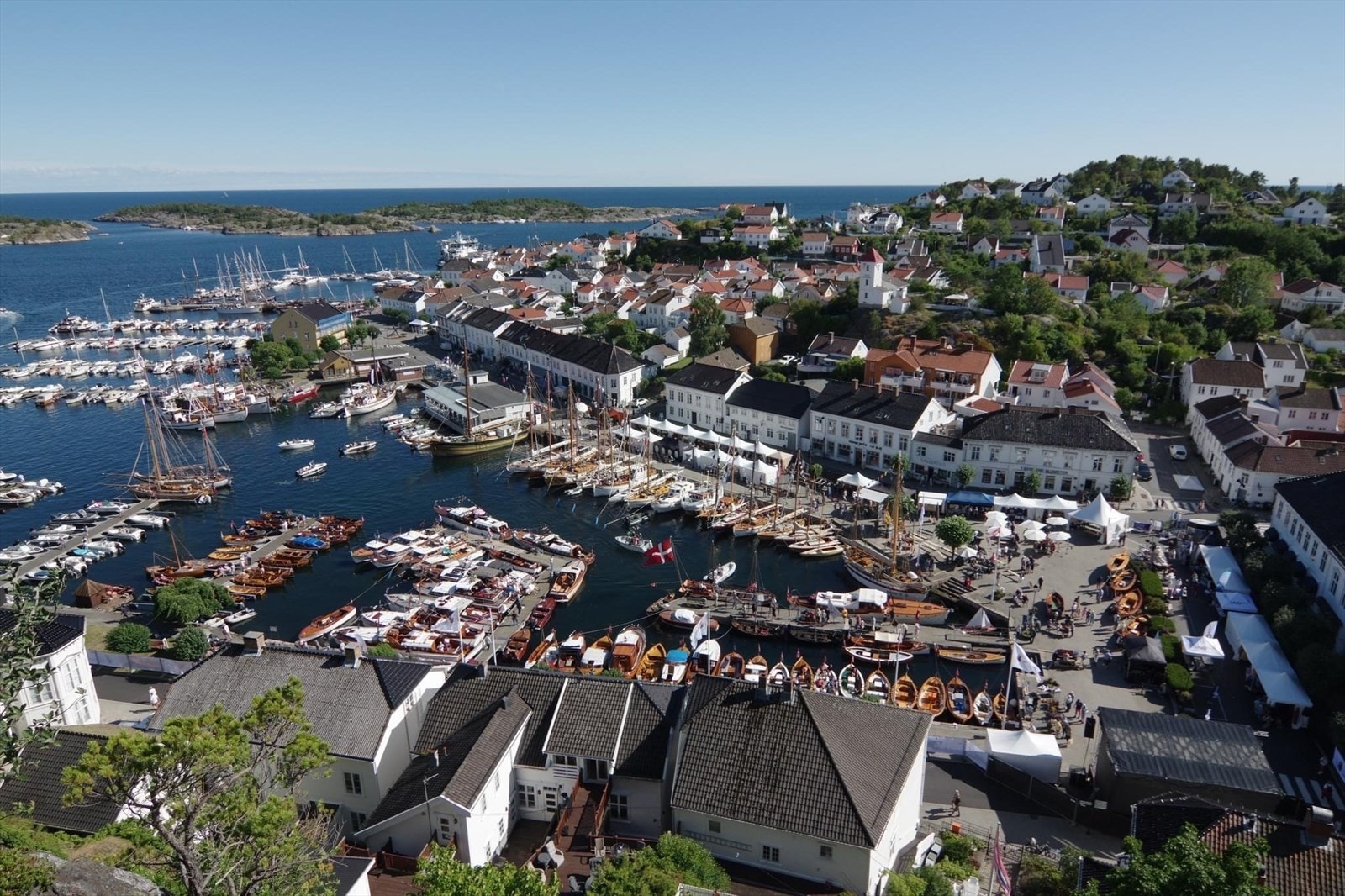 Risør by sommeren 2023 med trebåtfestivalen. Bilde utlånt av Risør Trebåtfestival Galleribilde