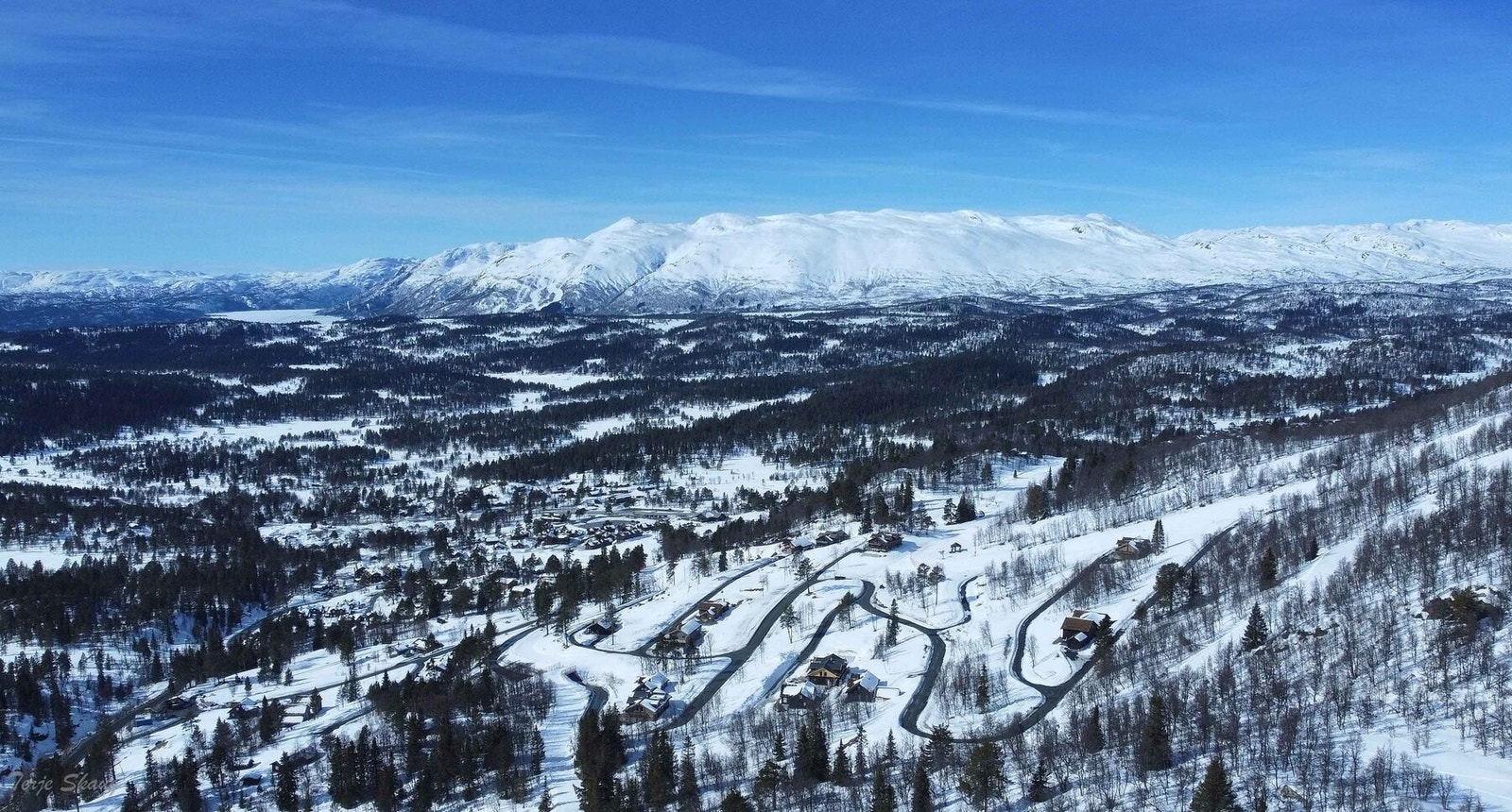Dronefoto over området og fjellpartiene rundt Galleribilde