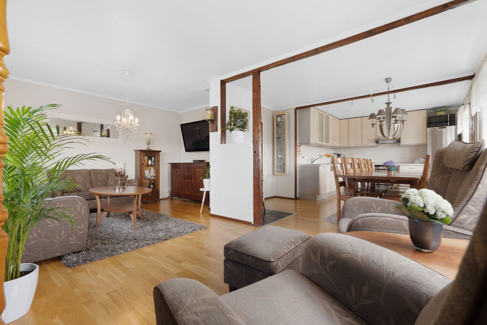 Åpen løsning mellom stuen og kjøkkenet bidrar til en større romfølelse. Galleribilde