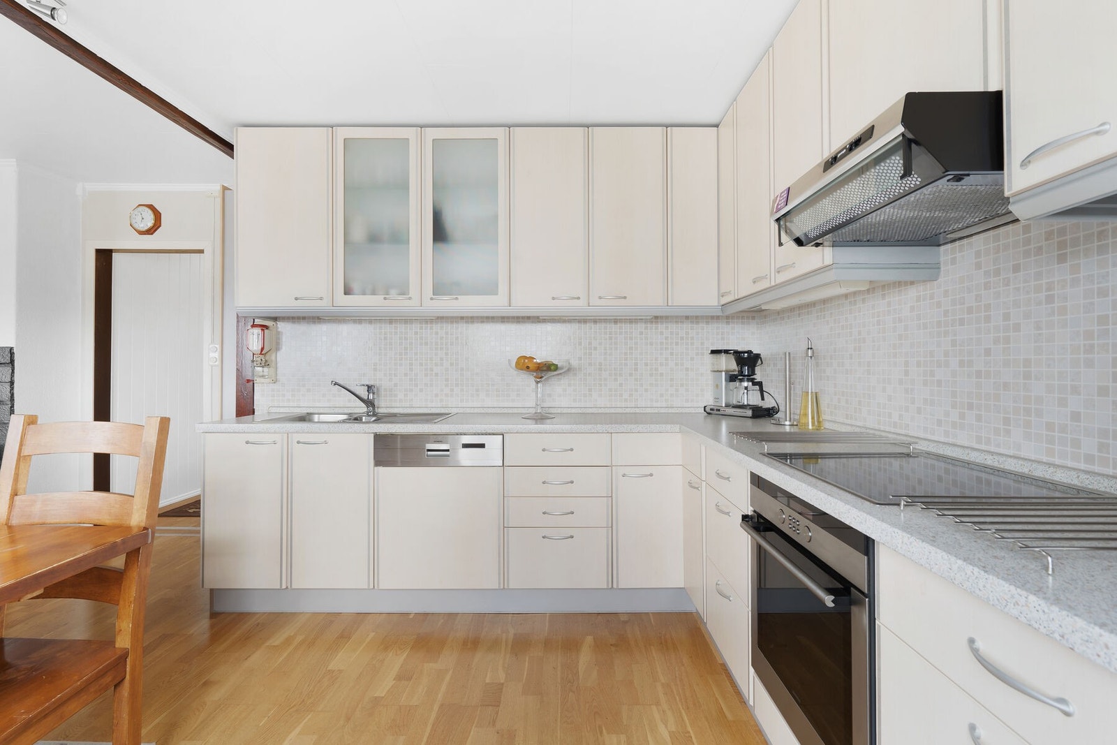 Integrert oppvaskmaskin, samt komfyr med nedfelt platetopp. Galleribilde